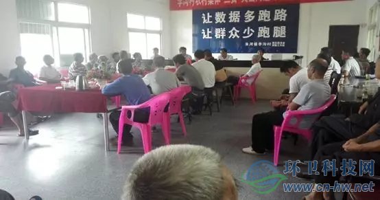 常紀(jì)文到村委會(huì)給村黨支部、村委會(huì)和村民理事會(huì)代表講解農(nóng)村垃圾分類